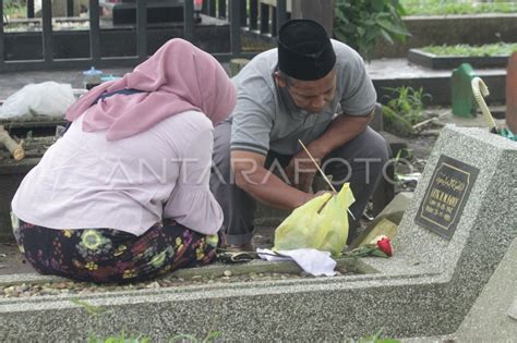 Tradisi Ziarah Kubur Jelang Ramadhan Di Malang ANTARA Foto