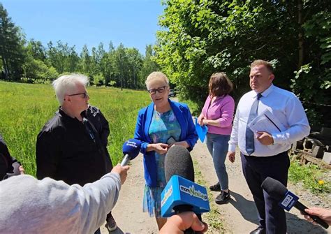 Burmistrz Beata Smolec przyjechała na osuwisko w Targanicach Obiecała