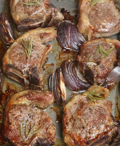 Lamm Hiebe Mit Zwiebel Und Rosemary Stockbild Bild Von Nahaufnahme