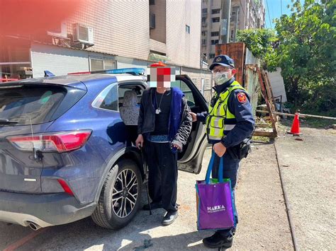 大溪警揪感心 助獨居中風翁返家