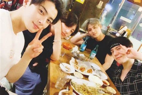 Jungkook Revela Una Foto De La Reunión Con Sus Amigos De La 97 Line