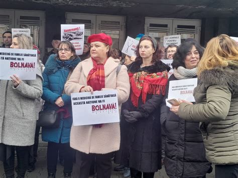 Protest La Cas Cluj Medicii De Familie Vor Mai Mult Respect Au Cerut