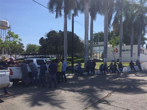 Productores mantienen plantón en las instalaciones de Pemex en