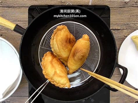 Delicious Spiral Curry Puff Karipap Pusing Deep Fried Or Baked