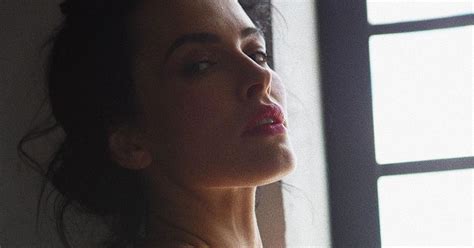 "Это неприлично…": звезда Playboy сверкнула роскошным декольте