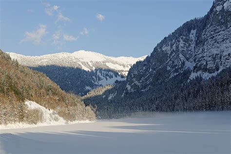 Lac De Montriond En Hiver Savoie Mont Blanc Savoie Et Haute Savoie