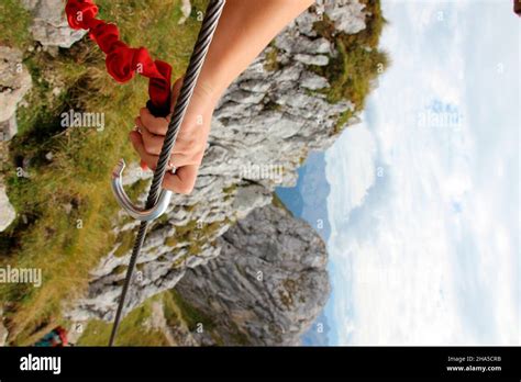 Jeune Femme Grimpant Sur Une Corde Banque De Photographies Et Dimages