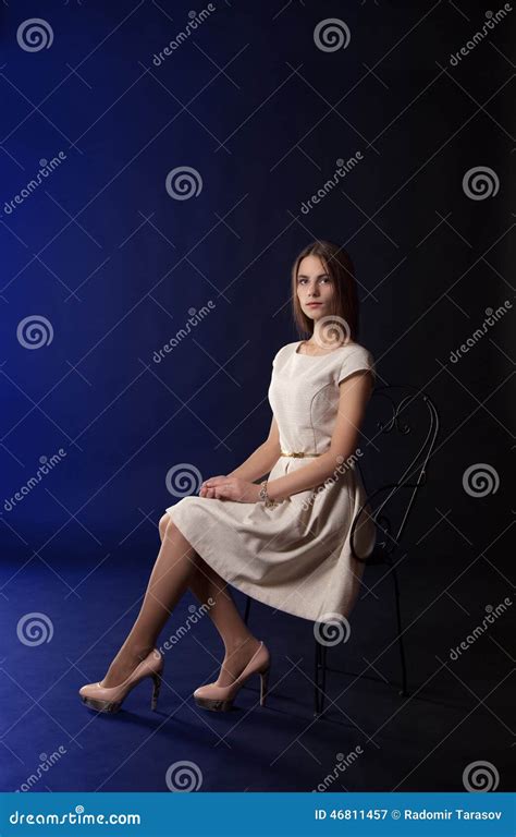 Jeune Fille S Asseyant Sur Une Pr Sidence Image Stock Image Du