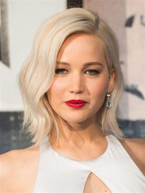 Stylists explain the best way to maintain a female shaggy hairstyle 10