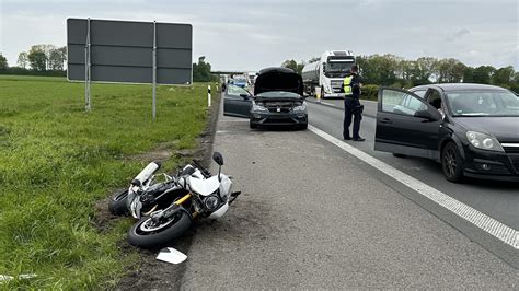 Verkehrsunfall Zwischen Motorrad Und Pkw Auf Der A Vor Kreuz Wanlo