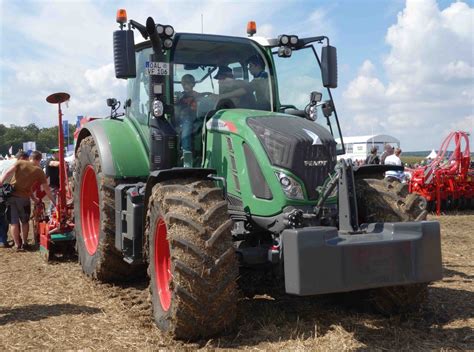 Fendt 724 Vario Wird Eingehend Begutachtet Beim Fendt Feldtag In