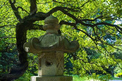 Tokio Jap N El Santuario Ueno Toshogu Faros De Piedra Budistas Para