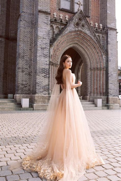 Diện váy hồng nude giữa trời lạnh cóng Sam đẹp như tiên nữ giữa công viên