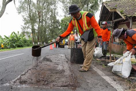 Ganjar Gencarkan Jalan Jateng Pakai Aspal Buton Begini Penerapannya Di