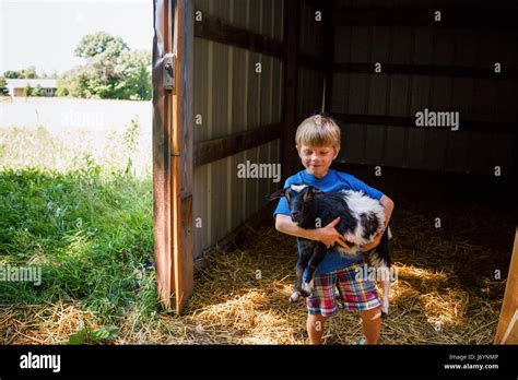 Junge Mit Einer Ziege Fotos Und Bildmaterial In Hoher Auflösung Alamy