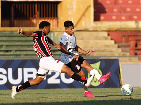 Corinthians Tenta Renova O De Destaque Da Base Que Recebe Sondagens