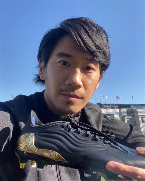 香川真司さんのインスタグラム写真 香川真司instagram「久しぶりのレザースパイク👍 コパ 優雅なタッチの秘密に迫れ