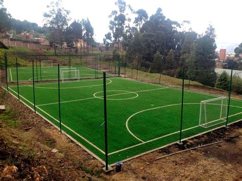 Construcción de campos de fútbol y microfútbol en grama sintética