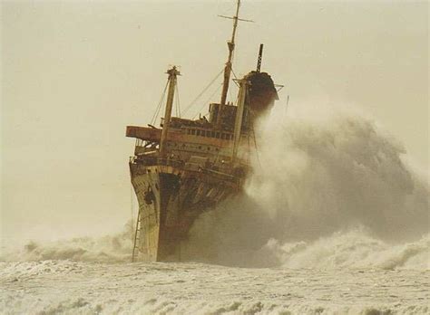 Pingl Sur Shipwrecks Ship Breakings Ships Collision