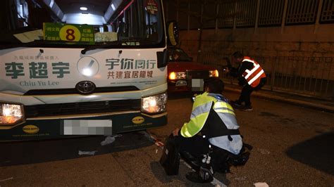 疑未拉手制心急落車取晚餐 小巴突溜前男司機遭捲入車底 送院搶救不治 星島日報