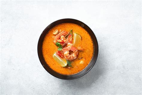 Premium Photo Tom Yum Kung Spicy Thai Soup With Shrimp In A Black Bowl On A Bconcrete