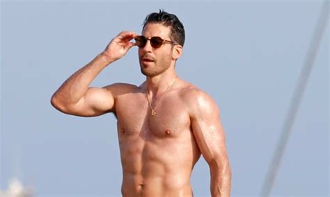 Miguel Ángel Silvestre así se mantiene en forma a sus 41 años