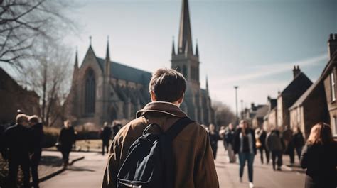 Hombre Caminando Hacia La Iglesia Rodeado Por Un Grupo De Personas