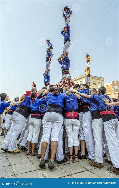 Castellers Faz Um Castell Ou Uma Torre Humana Típico Em Catalonia