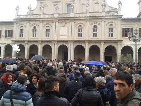 Terni Si Stringe Intorno Alla Famiglia Di David Raggi I Funerali Del