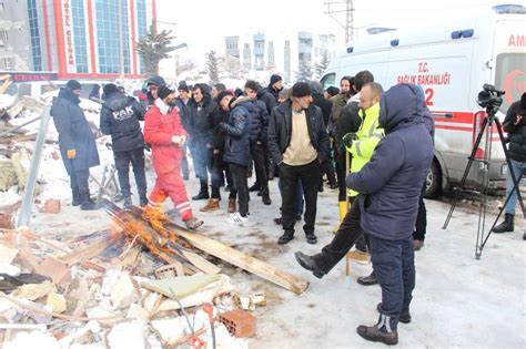 Nermin teyze 31 saat sonra enkaz altından sağ olarak çıkarıldı Derincemiz