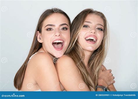 Duas Amigas Felizes E Sorridentes Loiras E Morenas Em Fundo Branco