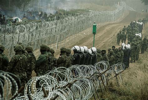 Migrační krize u Polska obrazem Je mi zima Za ostnatým drátem jsou