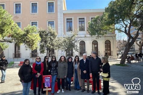 Trani Fiocco Rosso Un Posto Per Tutte Inaugurata La Panchina In Via