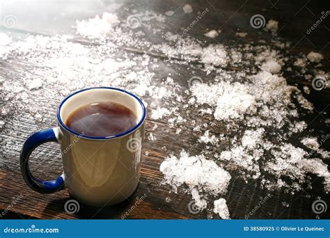 在葡萄酒杯子的热的咖啡和雪在冷的冬天 库存图片 图片 包括有 搪瓷 温暖 反气旋 新鲜 早晨 葡萄酒 38580925