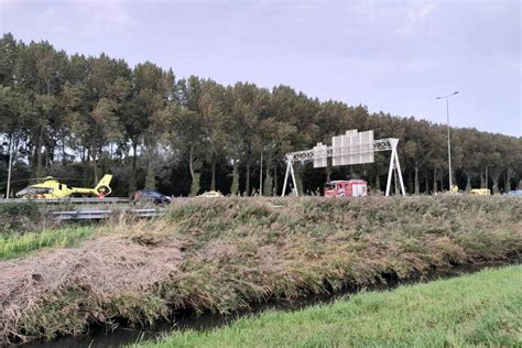 Traumahelikopter Landt Op Snelweg Nadat Auto Tegen Boom Klapt Twee