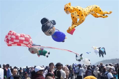 Negara Ikuti Jogja International Kite Festival Di Pantai