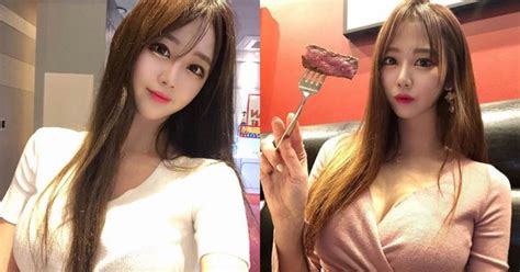 Xuất hiện ở quán bít tết nàng hot girl nhanh chóng nổi tiếng sau một đêm nhờ vẻ ngoài nóng bỏng