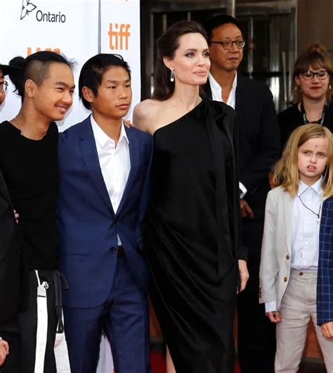 Photos Angelina Jolie Nouveau Tapis Rouge Avec Ses 6 Enfants Et