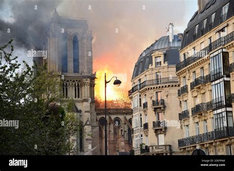 El Humo Y Las Llamas Se Levantan De La Catedral De Notre Dame El De