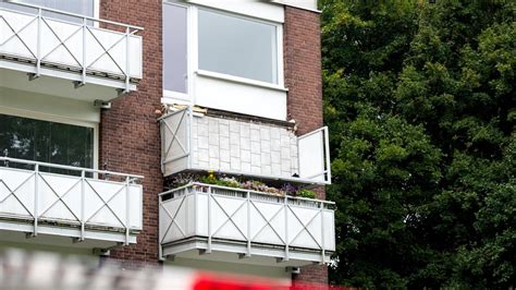 J Hriger Stirbt In Krankenhaus Balkon Bricht In Hamburg Von Wohnhaus Ab