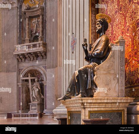 Statua Di San Pietro Da Arnolfo Di Cambio Nella Basilica Di San Pietro