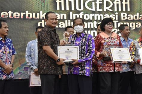 Dinkes Prov Kalteng Terima Penghargaan Keterbukaan Informasi Publik