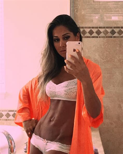 Ego Mayra Cardi Mostra Barriga Sarada Em Foto De Lingerie E Filosofa