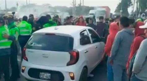 Ica Pasajeros Varados Tras Bloqueos En La Panamericana Sur Caminan