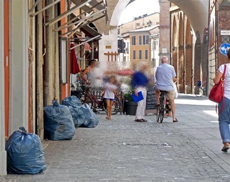 Raccolta Differenziata Bologna In Centro Arriva La Carta Smeraldo Video