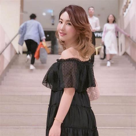 Con gái tỷ phú đèn LED diện bikini khoe dáng nuột nà