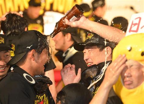 阪神 横田慎太郎さんのユニホームもビールかけに 岩崎の肩にかけられ 岡田監督「今日はみんなが主役」阪神タイガースデイリースポーツ Online