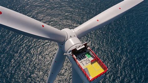 Hornsea 2: North Sea wind farm claims title of world's largest - BBC News