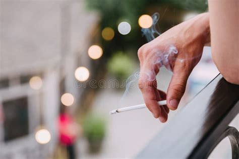 Hand Met Een Rokende Sigaret Stock Foto Image Of Begrip Vinger