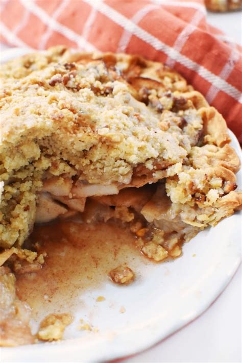 Apple Crumble Pie Recipe (A Classic Favorite) - Sizzling Eats